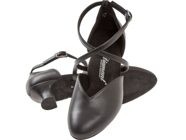 Der Schnitt sowie das Fußbett tragen dazu bei, dass dieser Tanzschuh besonders bequem ist. Das Kreuzriemchen sorgt für einen guten Halt.